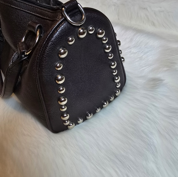 Rustic Couture's Barrel Handbag - Picture 3 of 11